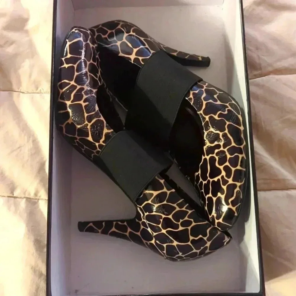 S.E. Boutique animal print heels 6.5
